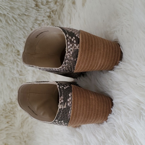NWOT DOLCE VITA WOMENS SIZE 6 MULES / CLOGS . FAUX SNAKE SKIN - Picture 4 of 9